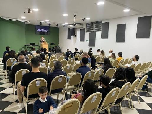 Membros reunidos durante o culto na Igreja Boas Novas