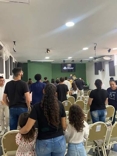 Momento de louvor na igreja